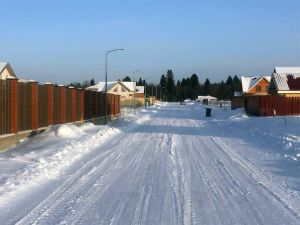 Кленовая улица  в коттеджном поселке Малиновые вечера зимой