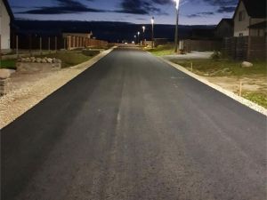В вечернее время улицы в коттеджном поселке "Малиновые вечера" освещены светодиодными фонарями.
