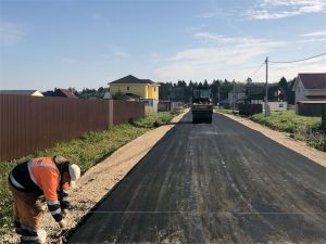 Работы по асфальтированию улиц в коттеджном поселке Малиновые вечера