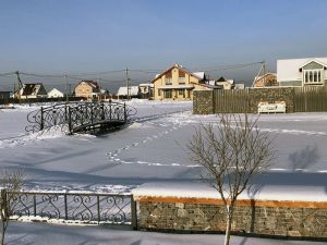 Искусственное озеро в коттеджном поселке Малиновые вечера зимой
